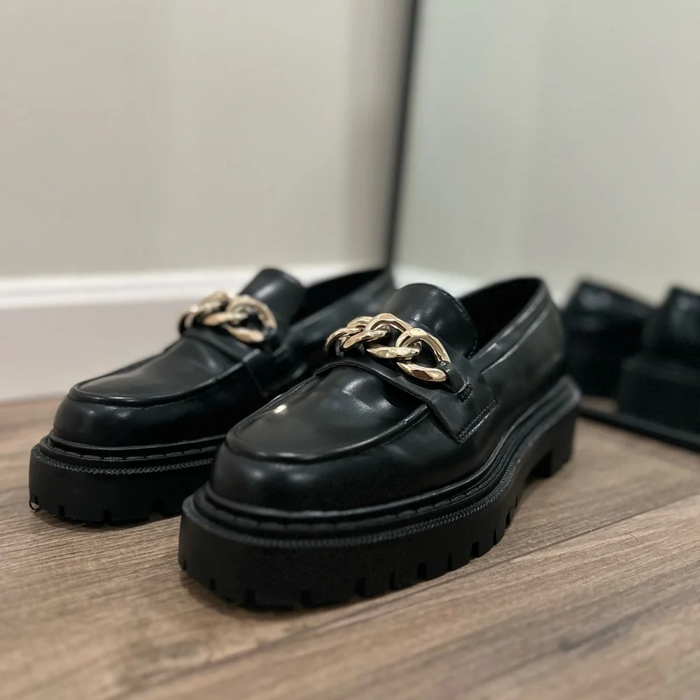 Elegant Black Chunky Loafers with Gold Chain - Picture 3 of 5